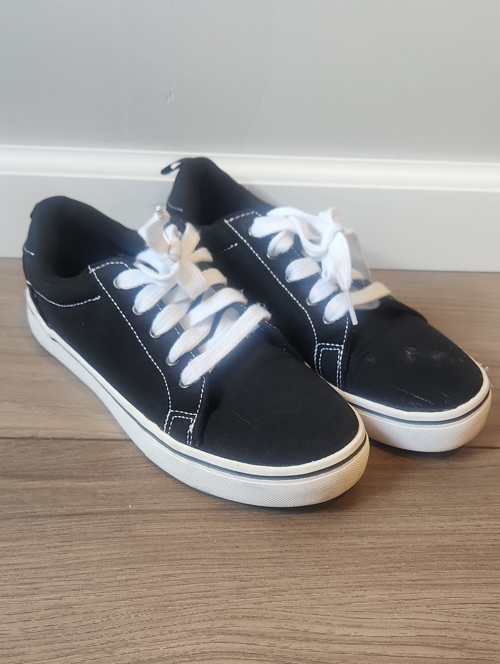 Black Canvas Low-Top Sneakers with White Laces - Size 5